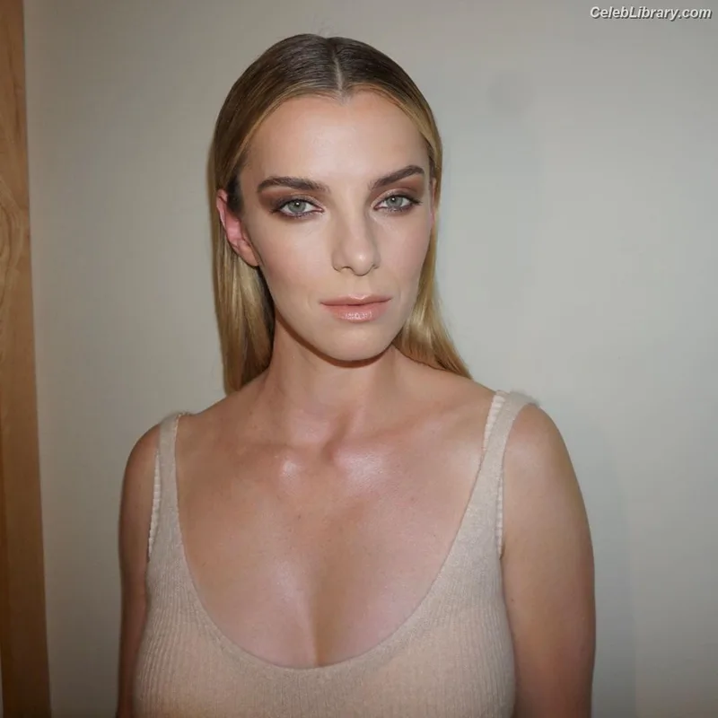 Betty Gilpin photo 1 of 273