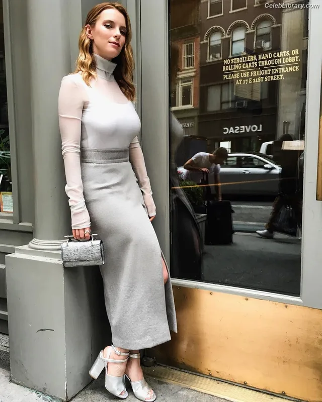 Betty Gilpin photo 7 of 273