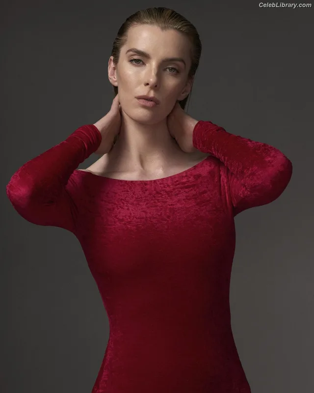 Betty Gilpin photo 8 of 273