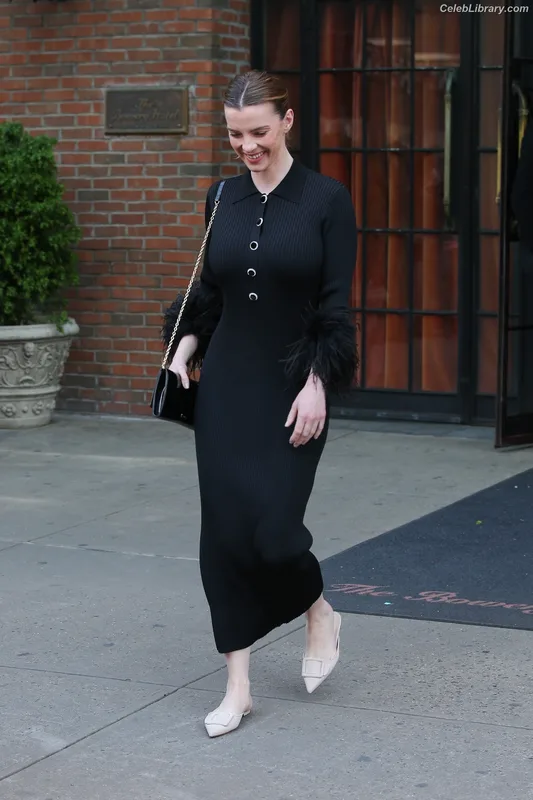 Betty Gilpin photo 14 of 273
