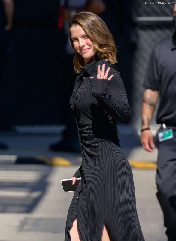 Betty Gilpin photo 15 of 273