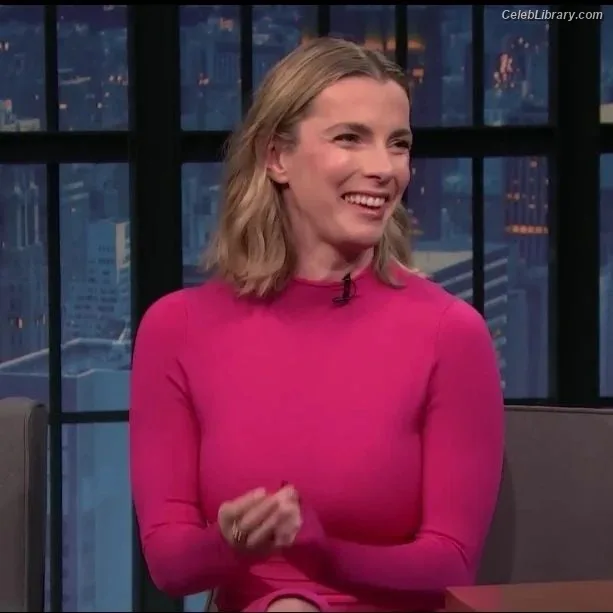 Betty Gilpin photo 18 of 273