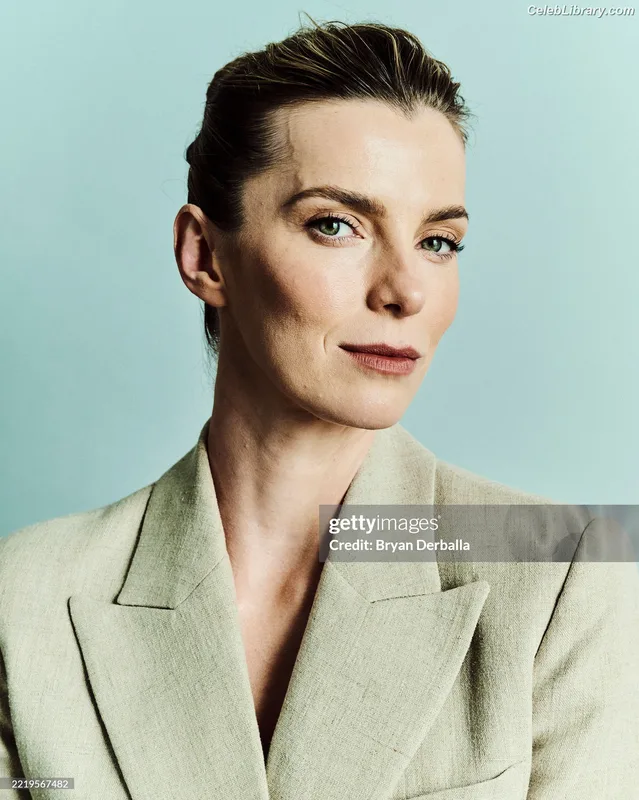 Betty Gilpin photo 24 of 273