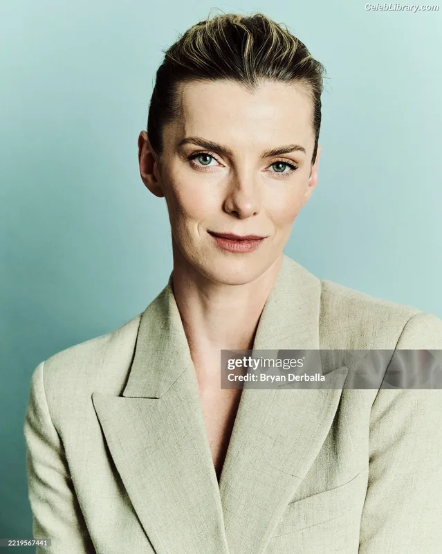 Betty Gilpin photo 2 of 273