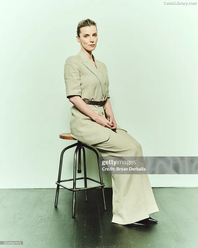 Betty Gilpin photo 6 of 273
