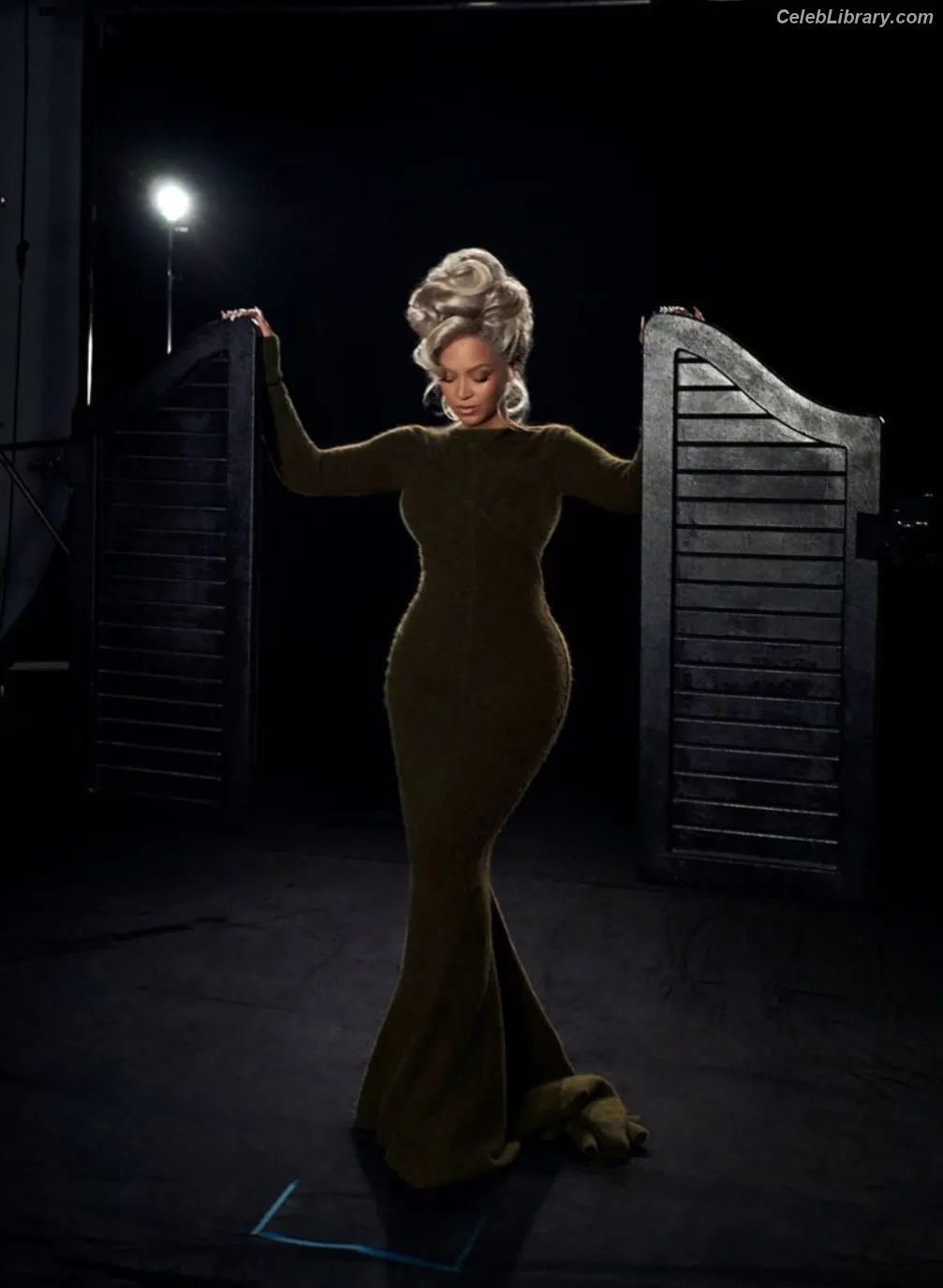 Beyoncé photo 3 of 1017