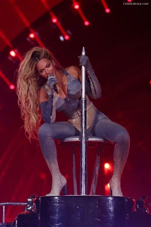 Beyoncé photo 16 of 1017