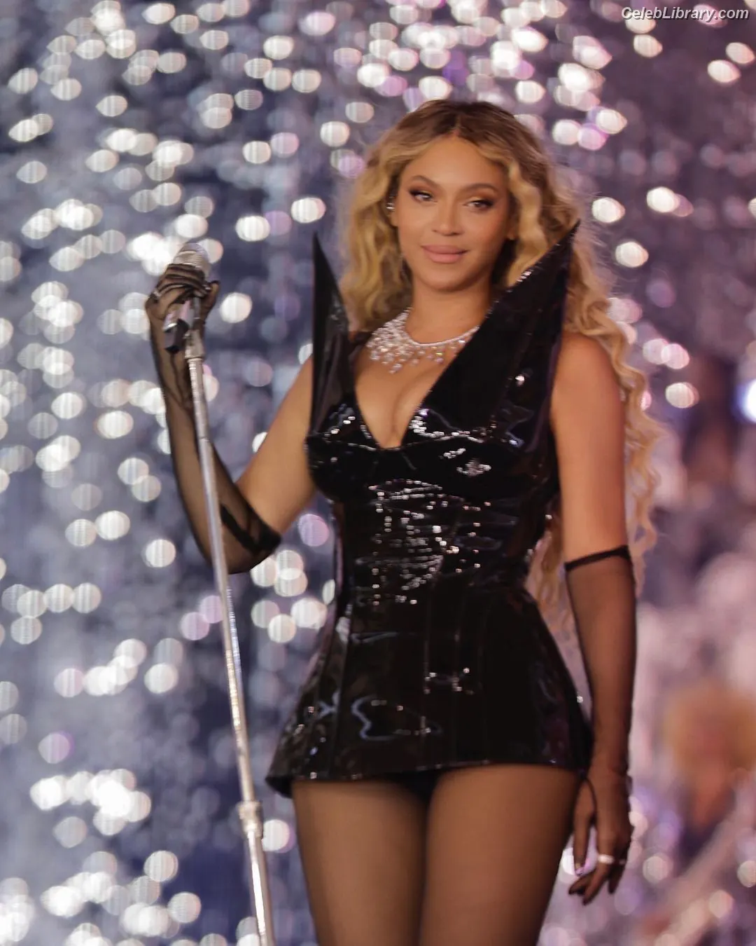 Beyoncé photo 12 of 1017