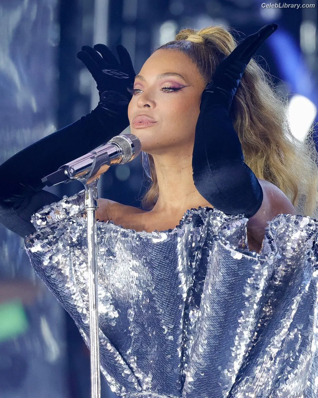 Beyoncé photo 7 of 1017