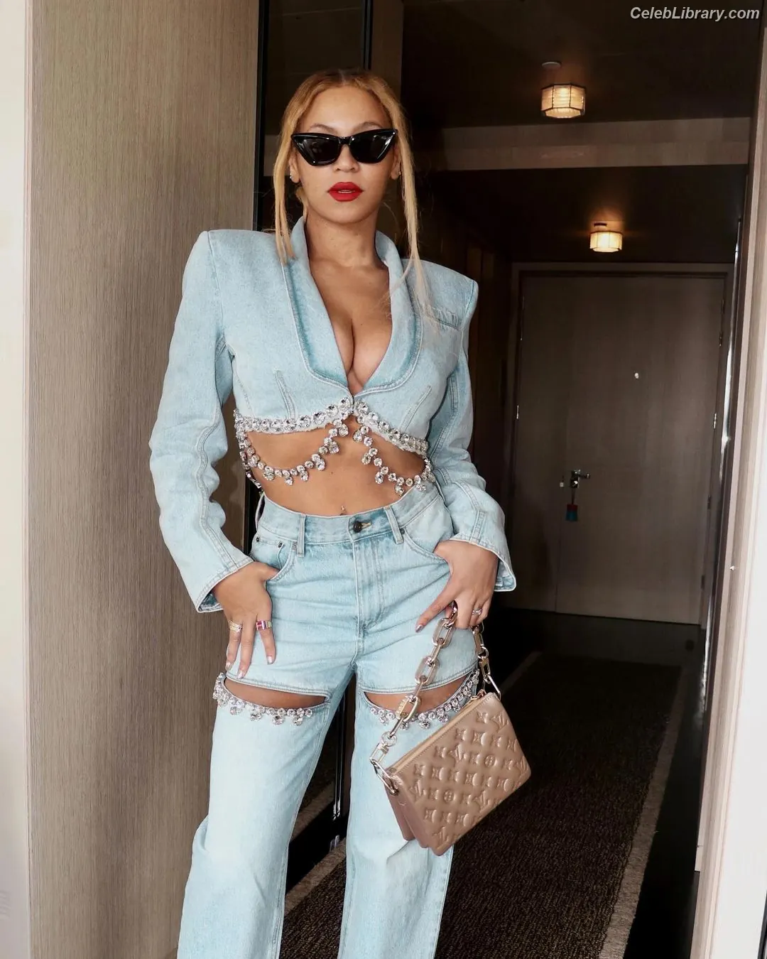 Beyoncé photo 9 of 1017