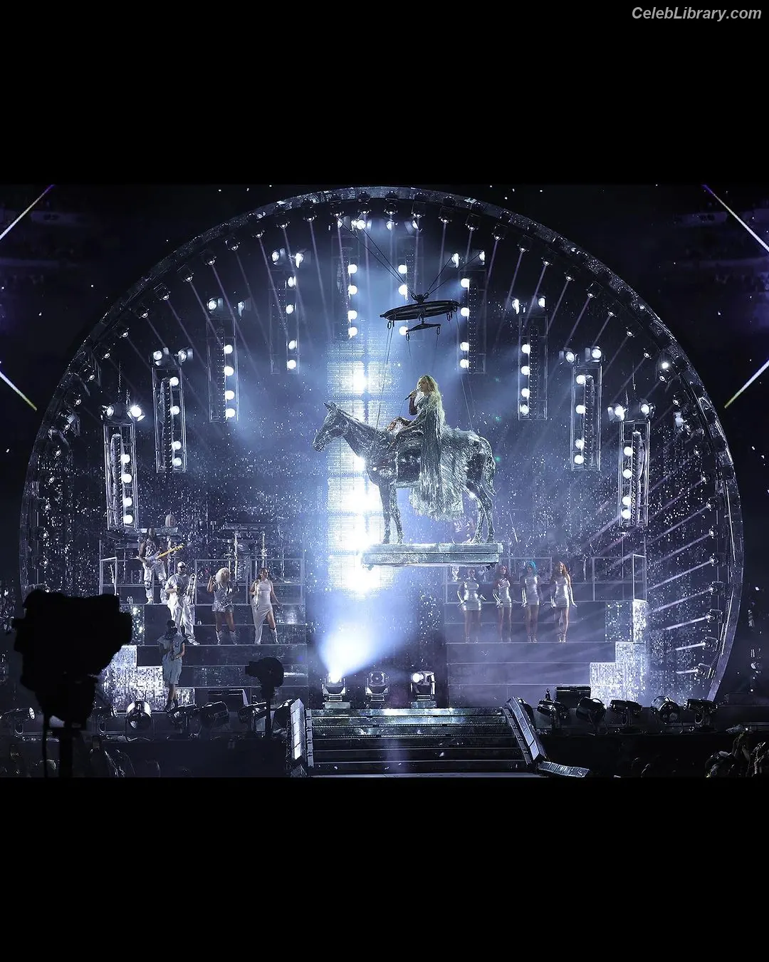 Beyoncé photo 5 of 1017
