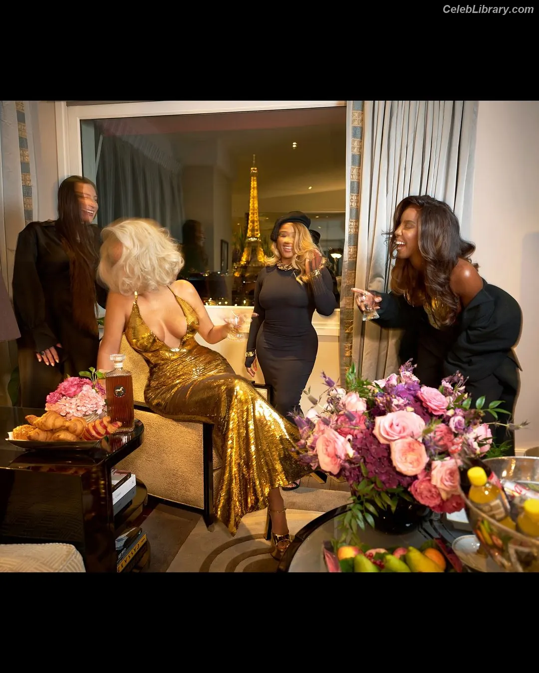 Beyoncé photo 3 of 1017