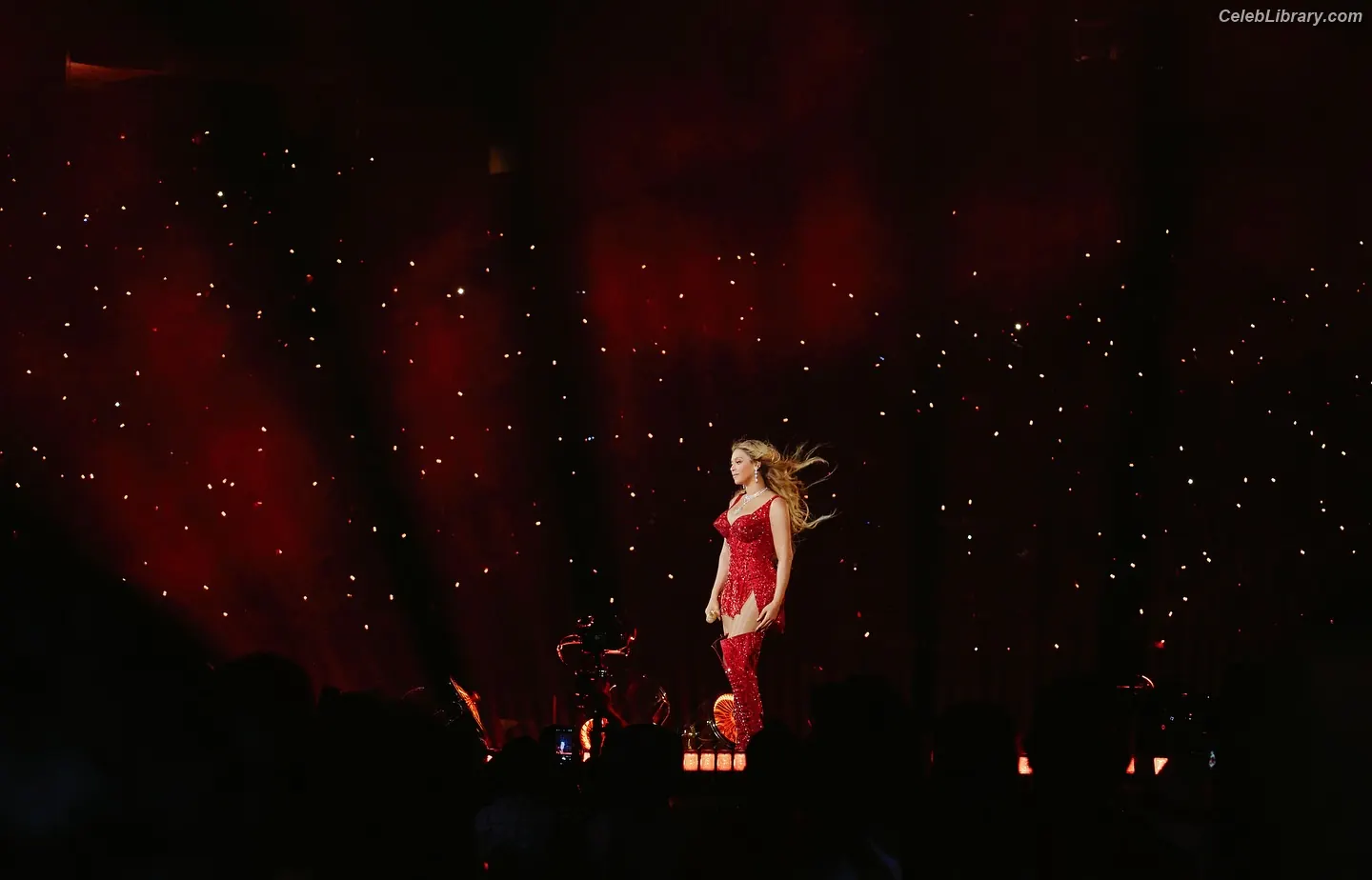 Beyoncé photo 2 of 1017