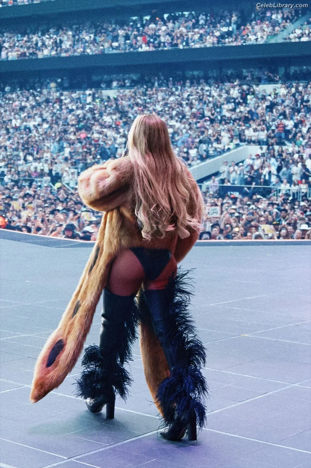 Beyoncé photo 2 of 1017