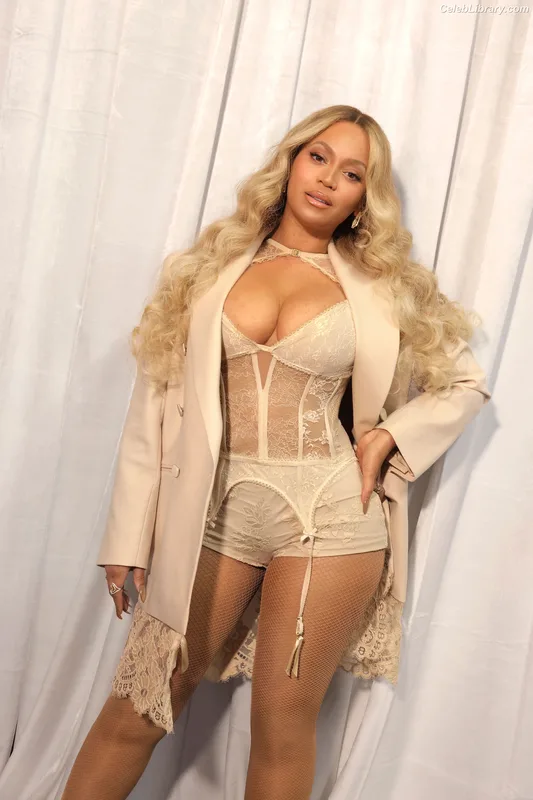 Beyoncé photo 8 of 1018