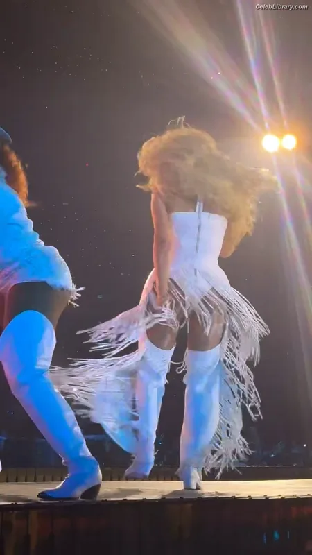 Beyoncé photo 18 of 1018