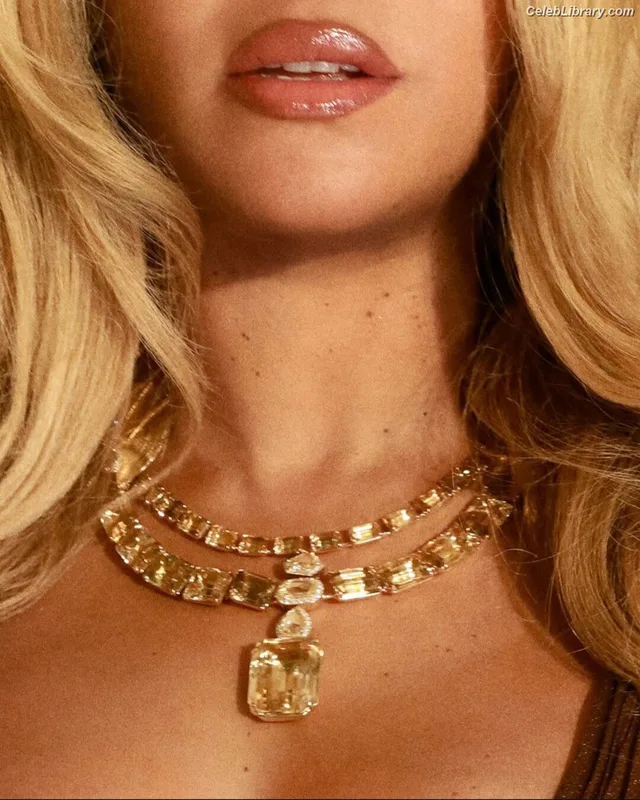 Beyoncé photo 12 of 1018