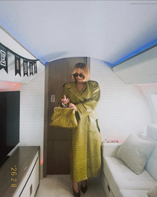 Beyoncé photo 24 of 1018