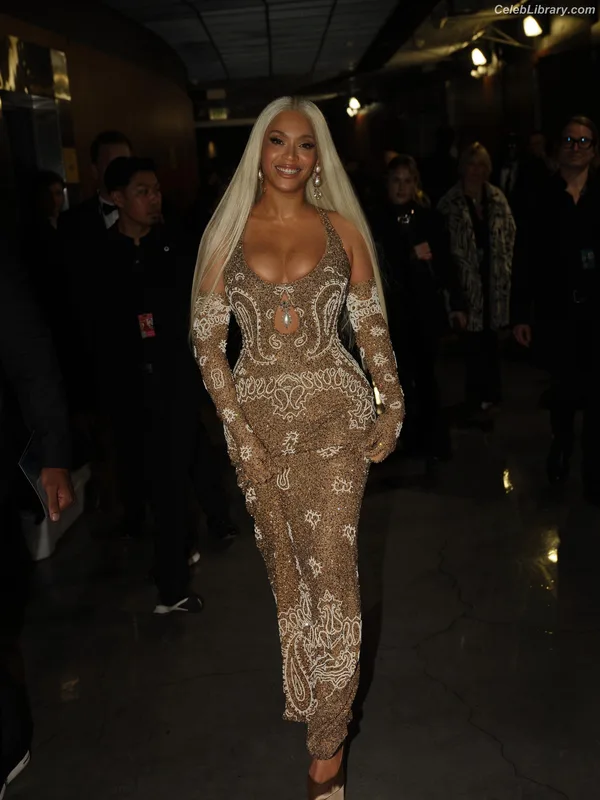 Beyoncé photo 8 of 1018