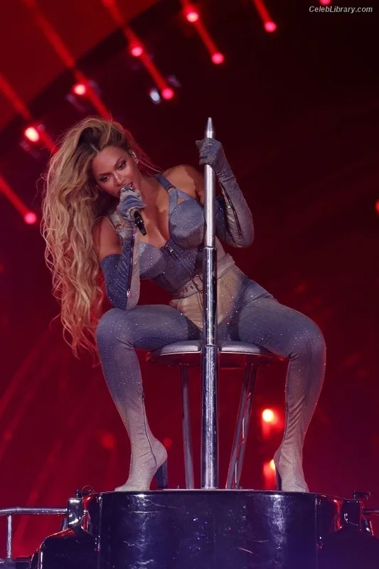 Beyoncé photo 14 of 1018