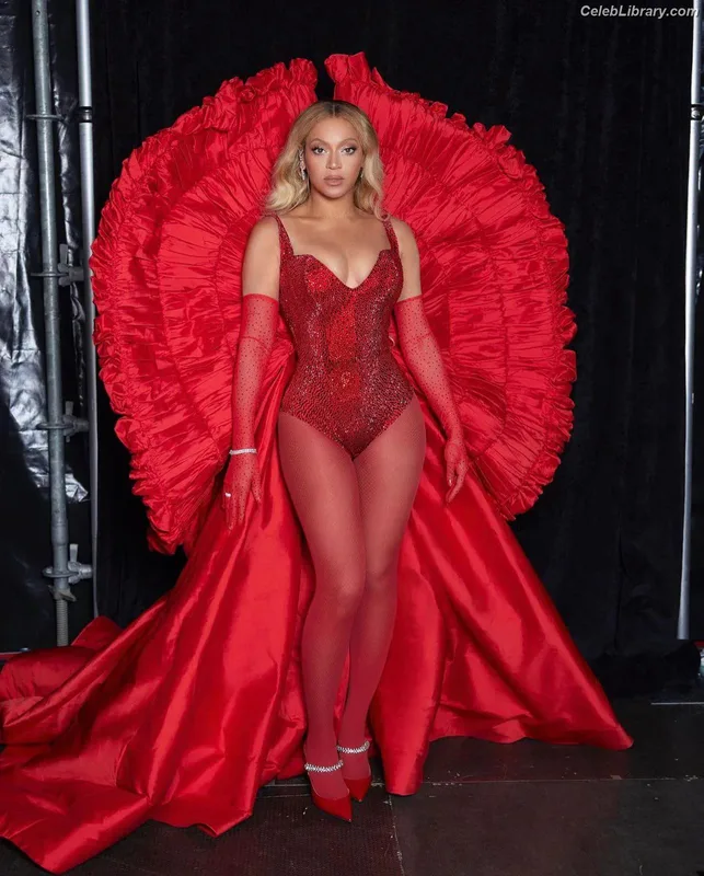 Beyoncé photo 24 of 1018