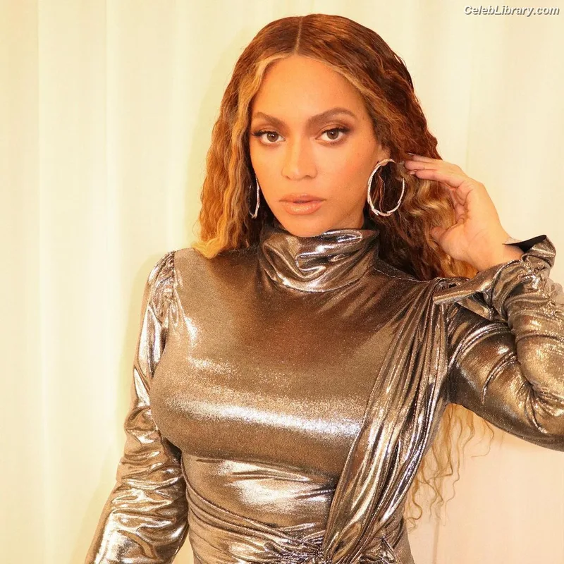 Beyoncé photo 3 of 1018