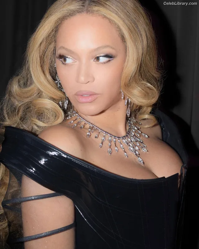 Beyoncé photo 14 of 1018