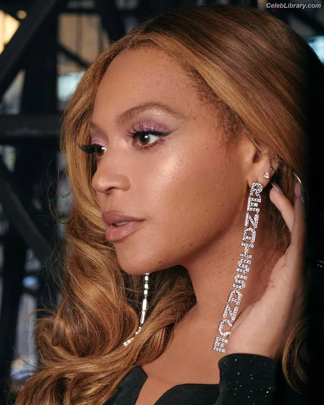 Beyoncé photo 16 of 1018