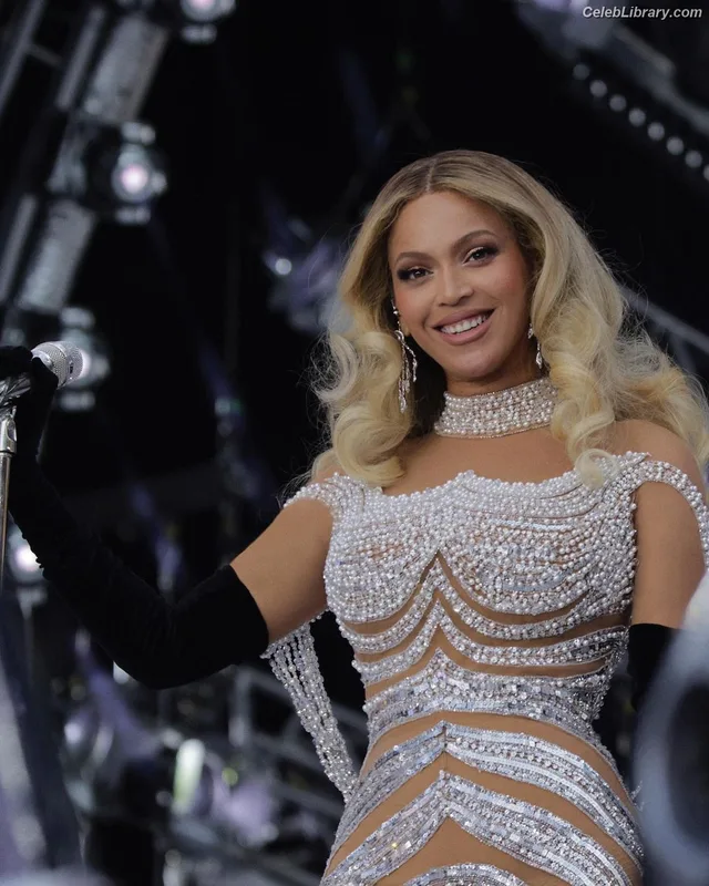Beyoncé photo 24 of 1018