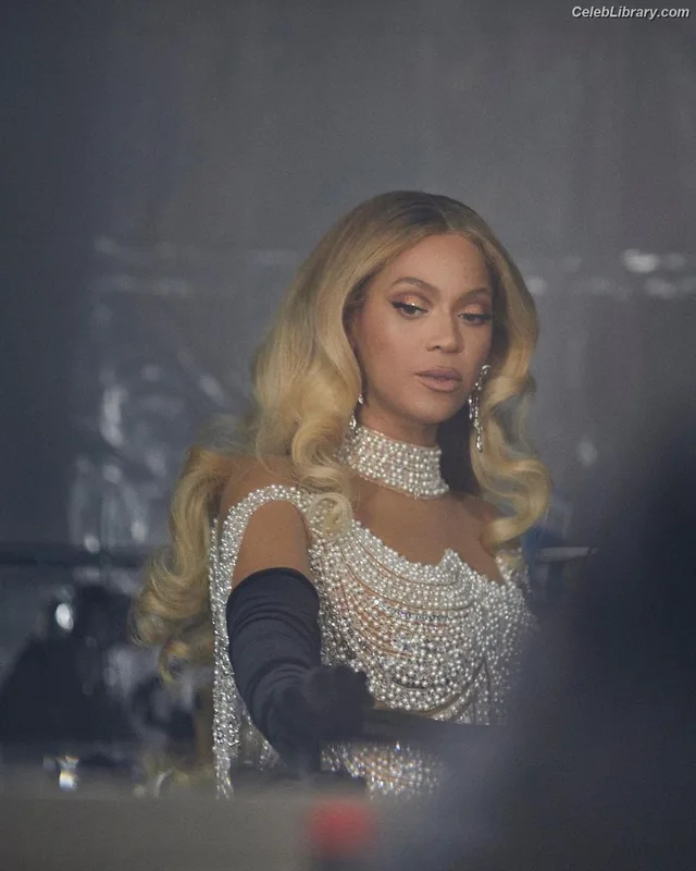 Beyoncé photo 1 of 1018