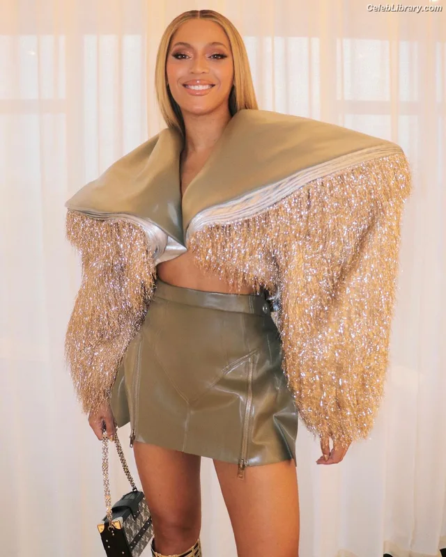 Beyoncé photo 14 of 1018
