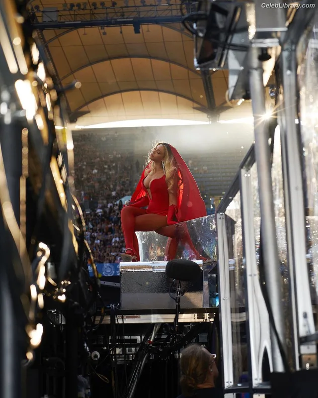 Beyoncé photo 23 of 1018