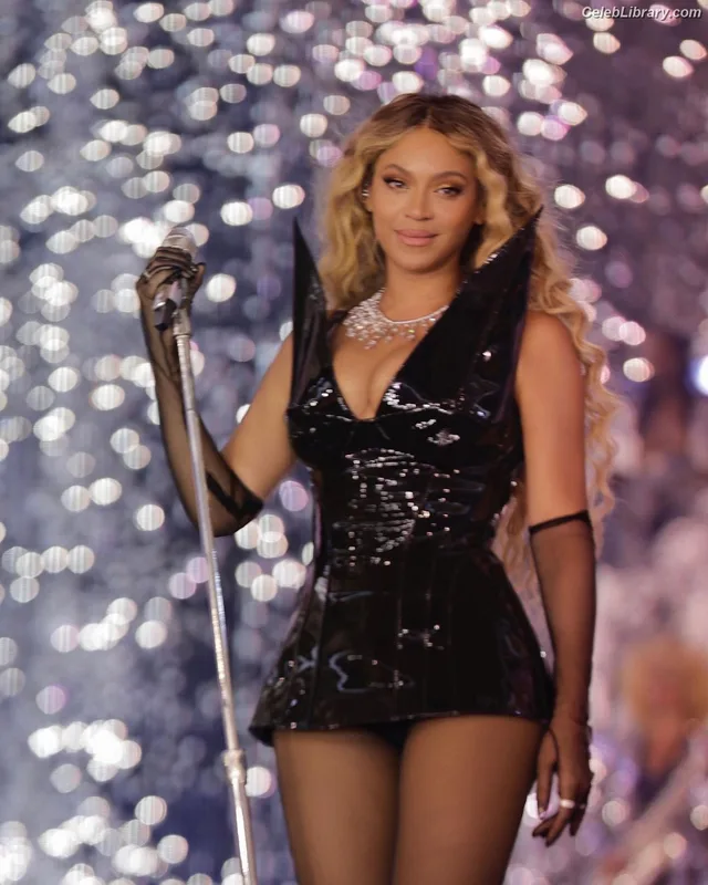 Beyoncé photo 12 of 1018