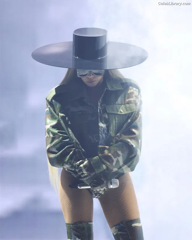 Beyoncé photo 1 of 1018