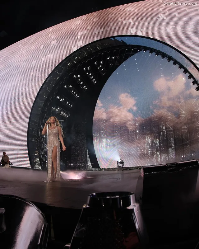 Beyoncé photo 2 of 1018