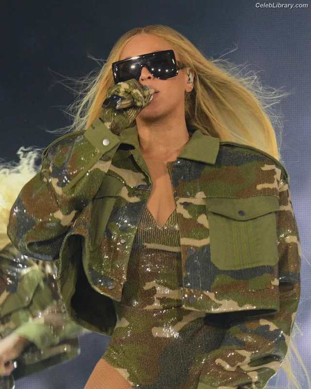 Beyoncé photo 3 of 1018