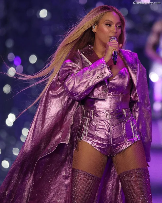 Beyoncé photo 15 of 1018