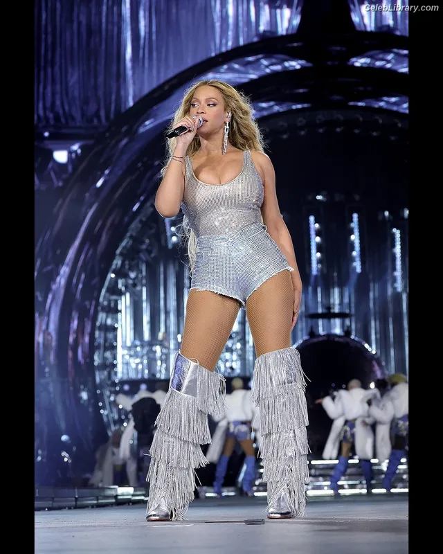 Beyoncé photo 24 of 1018