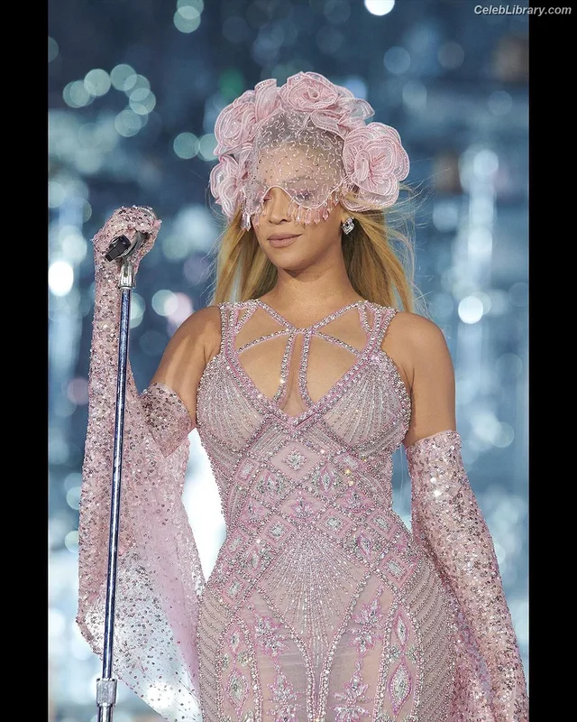 Beyoncé photo 2 of 1018