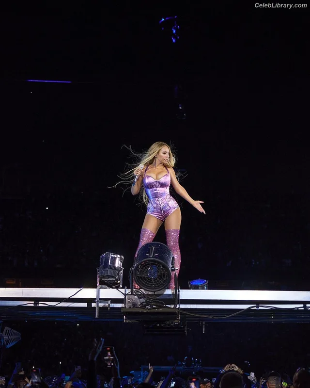 Beyoncé photo 11 of 1018