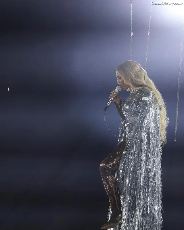 Beyoncé photo 2 of 1018