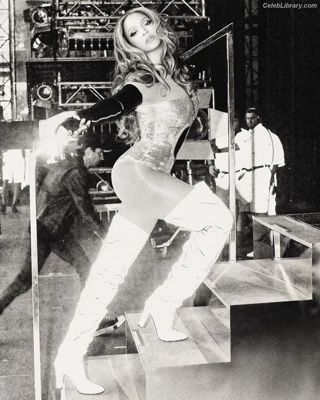 Beyoncé photo 3 of 1018