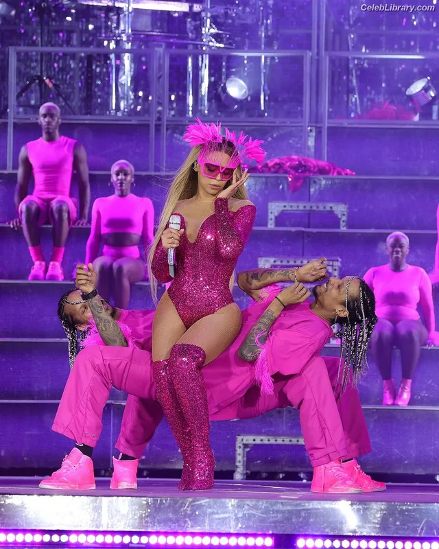 Beyoncé photo 7 of 1018