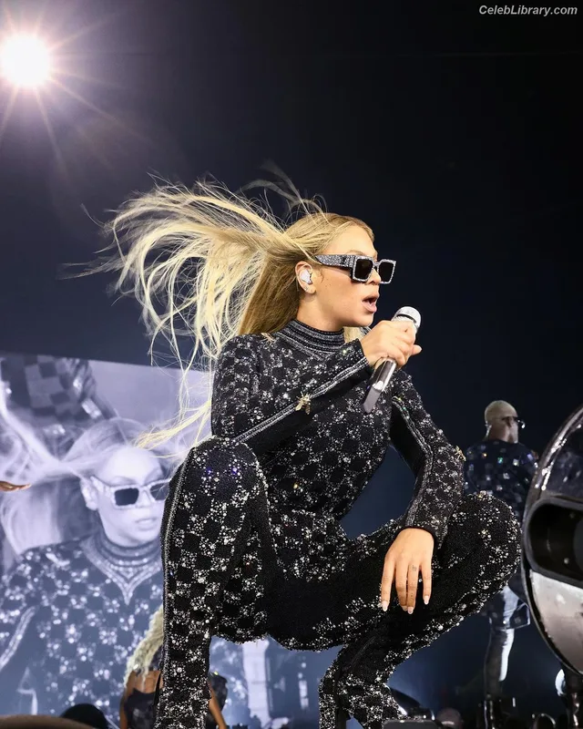 Beyoncé photo 12 of 1018