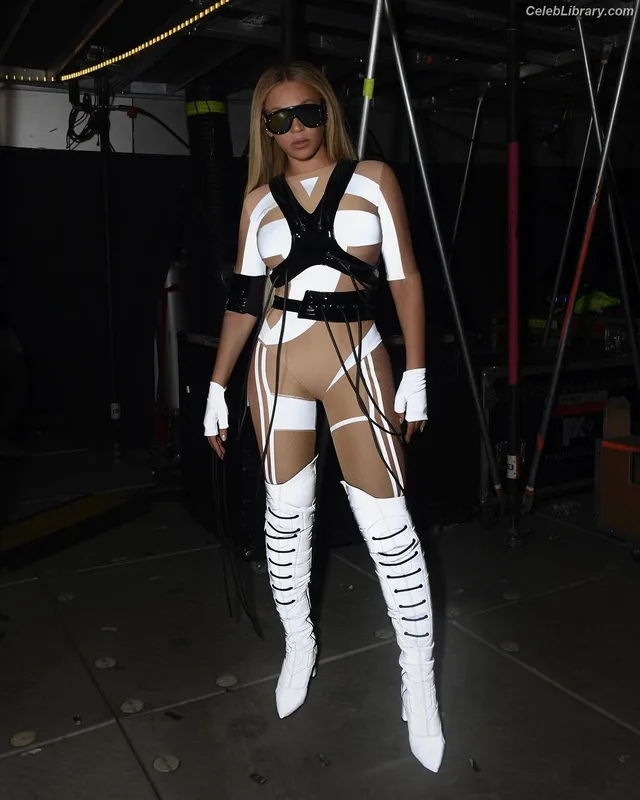 Beyoncé photo 17 of 1018