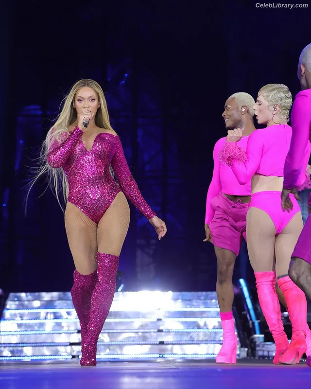 Beyoncé photo 2 of 1018