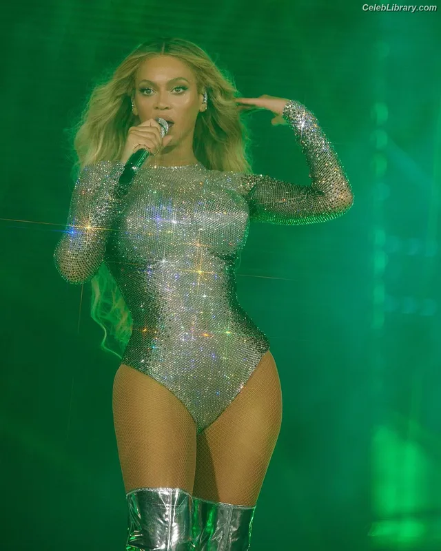 Beyoncé photo 12 of 1018