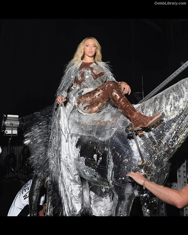 Beyoncé photo 18 of 1018