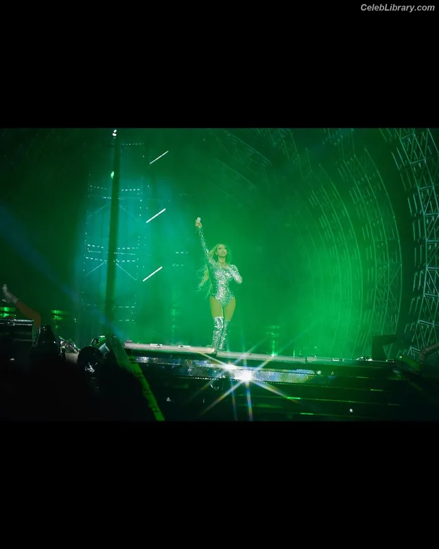 Beyoncé photo 1 of 1018