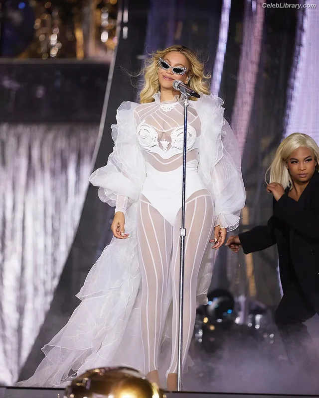Beyoncé photo 8 of 1018